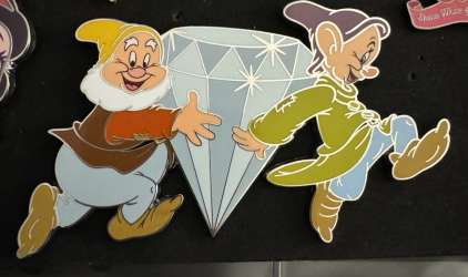 Snow White and the Seven Dwarfs - Happy and Dopey holding a big diamond - DLP