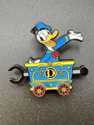 71357 - Mickey Mouse and Friends Train Mystery Set - Donald Waving - Loungefly alternate image