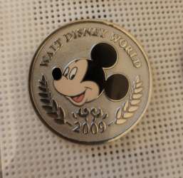 73422 - Mystery character coin - Mickey Mouse 2009 Coin - Walt Disney World alternate image