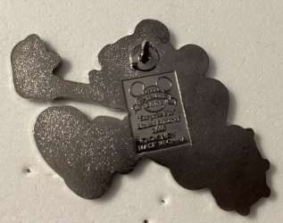 'Mickey playing football - 2001 Surprise pin - WDW'