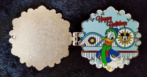 20963 - Resort Holiday Collection 2014: Hinged Snowflakes - Paradise Pier Hotel - Donald Duck Wreath - Disneyland Resort alternate image