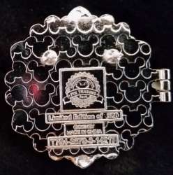 20963 - Resort Holiday Collection 2014: Hinged Snowflakes - Paradise Pier Hotel - Donald Duck Wreath - Disneyland Resort alternate image