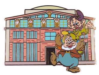 'The Walt Disney Studio Lot Mystery Collection - Dopey and Happy - Team Disney Buiding - DEC'