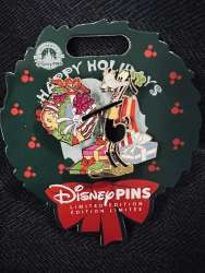 69382 - Christmas 2023 - Goofy with Presents alternate image