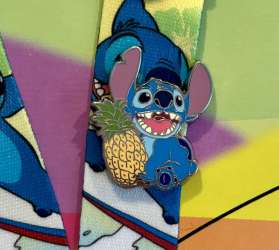 77403 - SDCC 2019 - Stitch Lanyard Pin Set - Disney Licensed alternate image