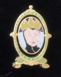 Snow White and the Seven Dwarfs - Snow White &amp; Evil Queen Spinner - MLT