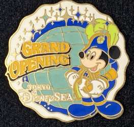 Round Scalloped Edge with Globe - Admiral Mickey (Gold Metal)