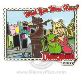 81646 - Wish You Were Here! - Postcards from Disneyland - Sorcerer Mickey Fountain - Kermit & Miss Piggy - Disneyland Resort alternate image