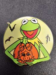 83371 - Halloween 2024: Mickey Mouse Family Halloween Collection - Kermit with Miss Piggy Pumpkin alternate image