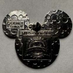 Characters on Mickey Mouse Icon - Mystery Tin Collection - Yeti - WDW