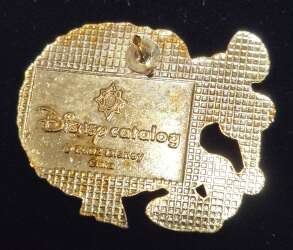 'Mickey Holding Wreath - DLIC'