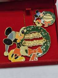 87704 - Mickey Holding Wreath - Disney Licensed alternate image