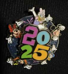 89264 - 2025 Dated Year Pins - Mickey And Friends Spinner alternate image