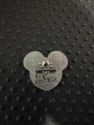 8960 - 2009 Hidden Mickey - Colorful Mickey Heads - Dark Red Completer - Walt Disney World alternate image