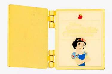 Boxlunch - Hinged Storybook Series - Snow White Book, Open &amp; Close Hinge - LFLY