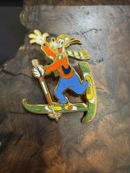 91140 - BoxLunch Exclusive - Mickey & Friends Skiing Adventure Blind Box - Goofy - Loungefly alternate image