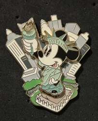 'World Of Disney (NYC) - Minnie - Statue of Liberty with NYC skyline - DSUS'