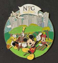 92500 - World Of Disney (NYC) - Mickey Minnie Donald in Central Park - Disney Store US alternate image