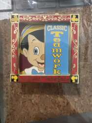 93141 - Classic Teamwork Slider Series - Pinocchio and Jiminy Cricket - Theme Park Cast Member Exclusive alternate image