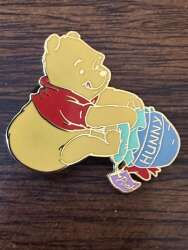 'Winnie the Pooh with Hunny Pot - DSUS'