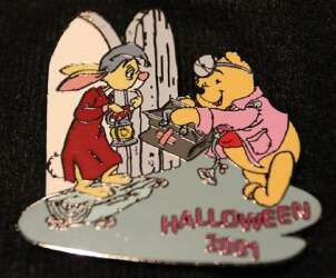 98277 - Halloween 2001 - Doctor Pooh and patient Rabbit - Disney Auctions alternate image
