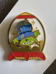 91561 - BoxLunch - Pixar - Toy Story Alien Claw Moving Enamel Pin - Loungefly alternate image