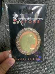 99316 - Princess Cameo Collection - Pocahontas - Disney Employee Center alternate image